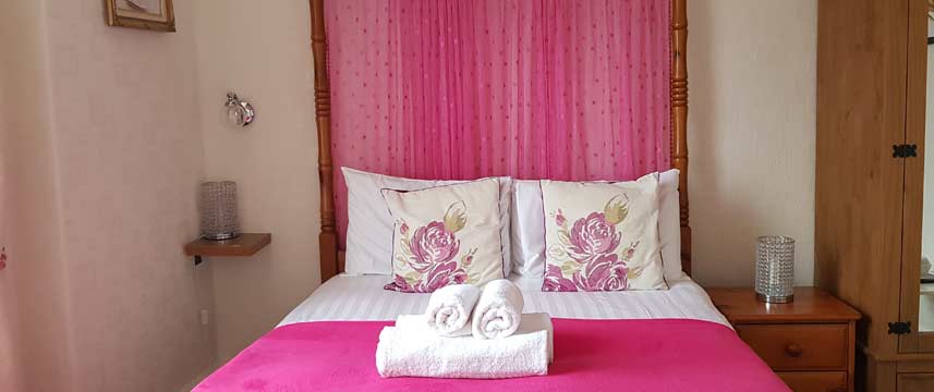 Wentworth House Hotel - Four Poster Bed